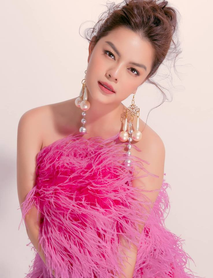 Từ khi hoạt động nghệ thuật tích cực trở lại, bà mẹ hai con ngày càng xinh đẹp, trẻ trung và quyến rũ. Ảnh: Huỳnh Trí Nghĩa.