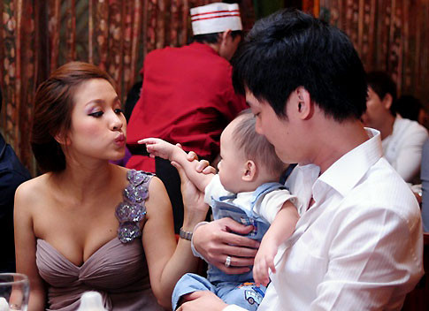 Cuộc hôn nhân của Vân Hugo từng khiến bao người ngưỡng mộ. Cô còn sinh cho ông xã điển trai, gia đình khá giả một cậu con trai đáng yêu. Tuy vậy năm 2012, nữ diễn viên kiêm MC thừa nhận cô và ông xã đã "đường ai nấy đi".