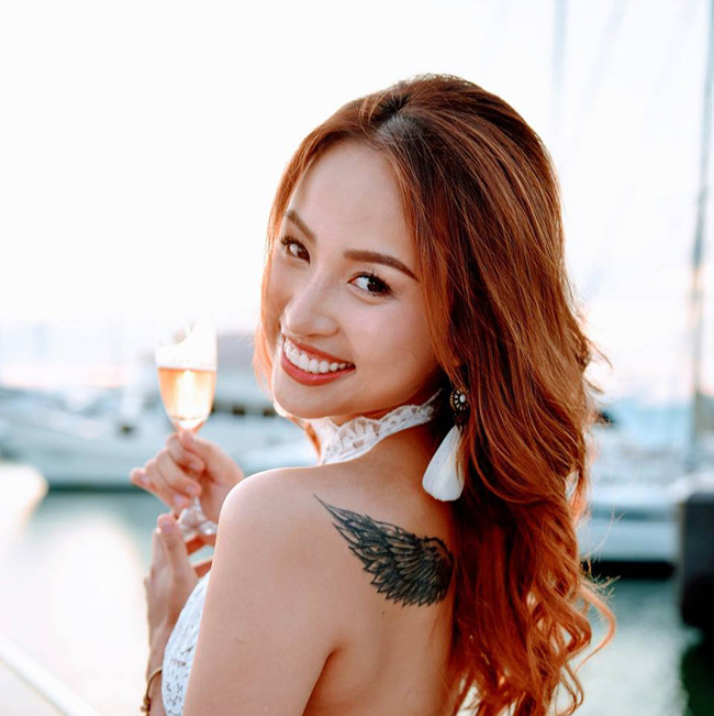 Ly hôn thời điểm hội bạn thân Vbiz trong đó có Hoàng Thùy Linh hay "cá sấu chúa" Quỳnh Nga... chưa kết hôn, nữ diễn viên "Nhật ký vàng anh" chọn cuộc sống làm mẹ đơn thân. Trong khi đó, chồng cũ đã có một tổ ấm mới viên mãn.