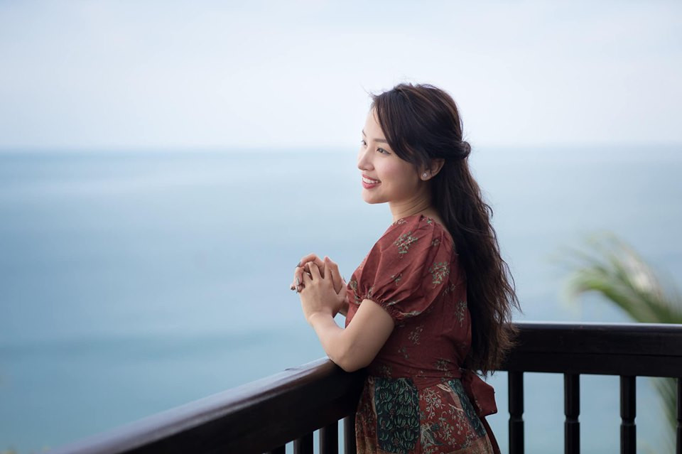 Không chỉ có cuộc sống hạnh phúc bên con trai, Vân Hugo còn rất thành đạt với công việc nghệ thuật lẫn kinh doanh. Nỗ lực làm việc giúp nữ MC sắm được nhà riêng, xe hơi đắt tiền.