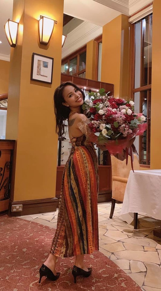 Chia sẻ về chuyện tình cảm hồi đầu năm nay, Vân Hugo tiết lộ chuyện có bạn trai nhưng chưa có ý định đi bước nữa. Có lẽ cú sốc của cuộc hôn nhân đầu tan vỡ khiến nữ MC thận trọng hơn trong chuyện hôn nhân. Mới nhất rộ tin đồn cô mang bầu do thường xuyên mặc áo rộng giấu vòng 2. Tuy nhiên đây mới chỉ là tin đồn chưa được xác thực. Ảnh: FBNV.