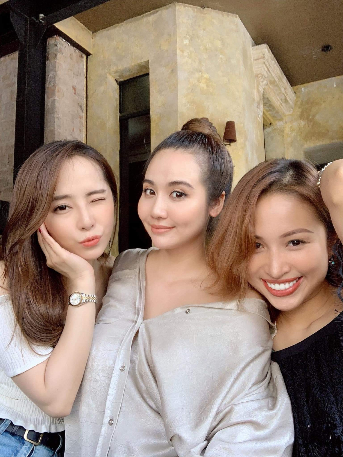 Cô dành thời gian rảnh để tụ tập với hội bạn thân, trong đó nữ diễn viên "cá sấu chúa" Quỳnh Nga và Huyền Lizzi cũng tuyên bố đã ly hôn cách đây chưa lâu.