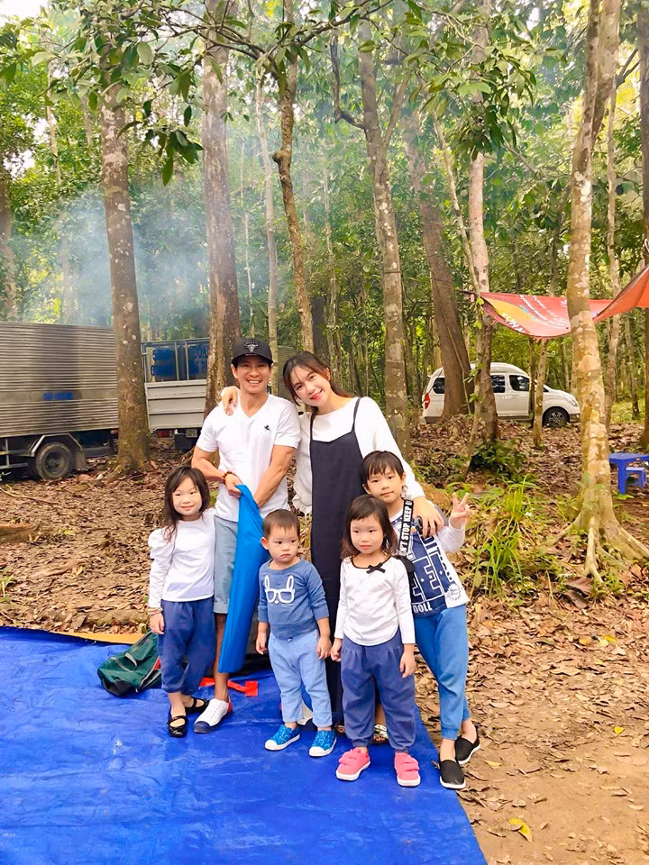 Dù bận rộn chăm sóc tổ ấm bé nhỏ của mình nhưng Minh Hà vẫn dành thời gian hỗ trợ Lý Hải làm phim, quản lý công ty cho chồng...