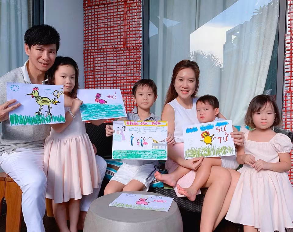 Bà xã giọng ca "Bên em trọn đời" từng chia sẻ bí quyết giữ lửa hạnh phúc là sự yêu thương, nhường nhịn, chia sẻ và tôn trọng nhau.