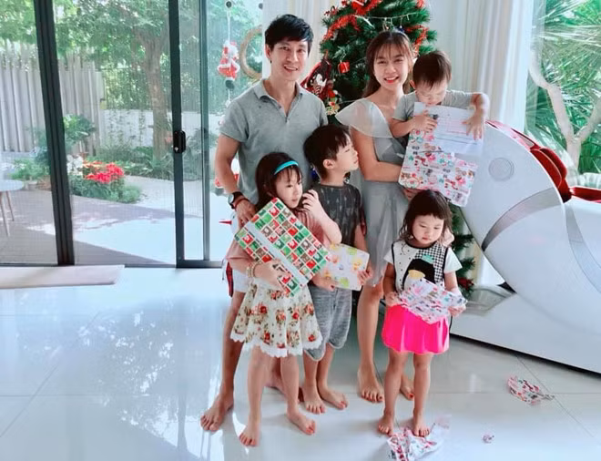 Đạo diễn series "Lật mặt" cũng san sẻ việc nhà và chăm con với vợ. Hai vợ chồng còn thường xuyên đưa các con đi du lịch để gắn kết tình cảm và cho con những giây phút thoải mái.