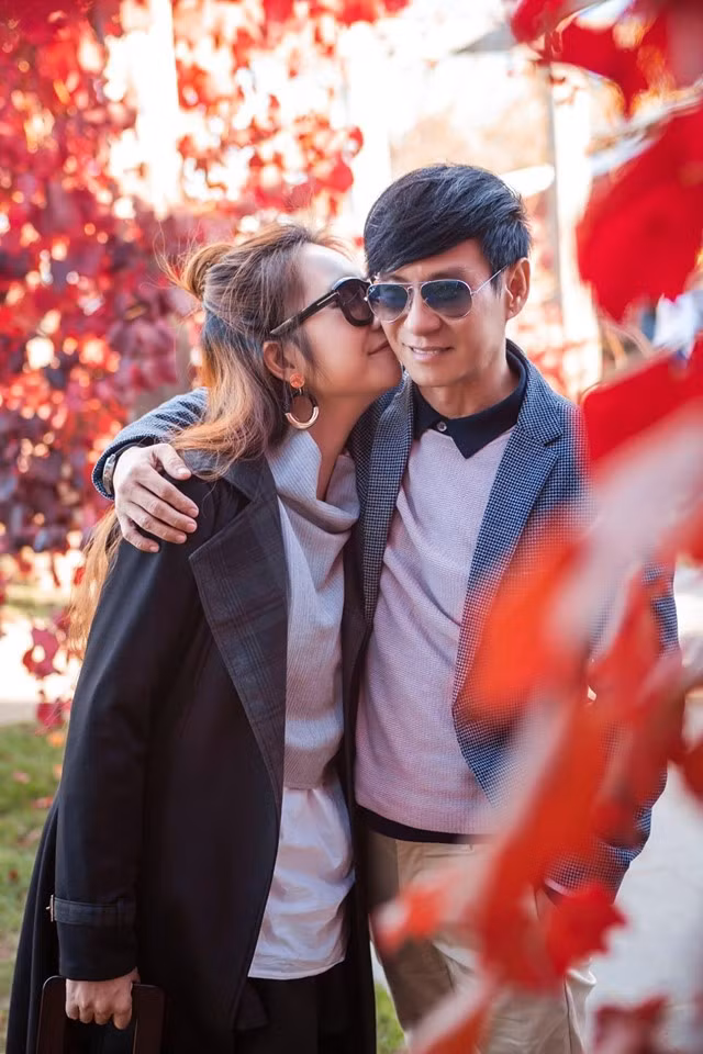 15 năm gắn bó bên nhau, cặp sao vẫn lãng mạn như thuở mới yêu. Ảnh: FBNV.