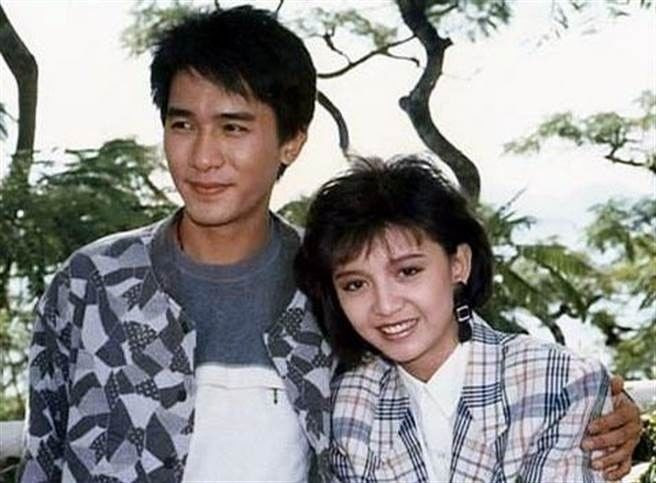 Nổi tiếng đa tài, điển trai, phong độ, nam diễn viên sinh năm 1962 được dàn người đẹp vây quanh cả trên phim lẫn ngoài đời thực.