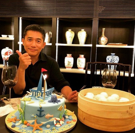 Dù đã ở tuổi U60, nam diễn viên từng được mệnh danh "người đàn ông hấp dẫn nhất châu Á" vẫn hút hồn phái đẹp bởi vẻ ngoài phong độ, ánh mắt "thiêu đốt" phái nữ cùng nụ cười mỉm cực duyên. Ảnh: Instagram Lưu Gia Linh.