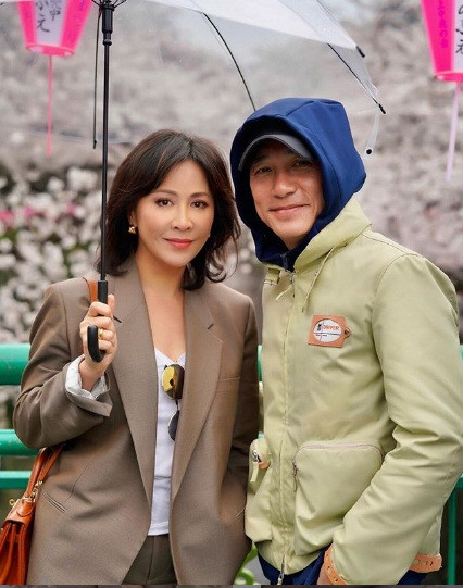 Bỏ mặc đằng sau những thị phi quanh tin đồn yêu đồng tính, ngoại tình..., Lương Triều Vỹ đang tận hưởng một cuộc sống giàu có và viên mãn bên bà xã nổi tiếng không kém - Lưu Gia Linh.