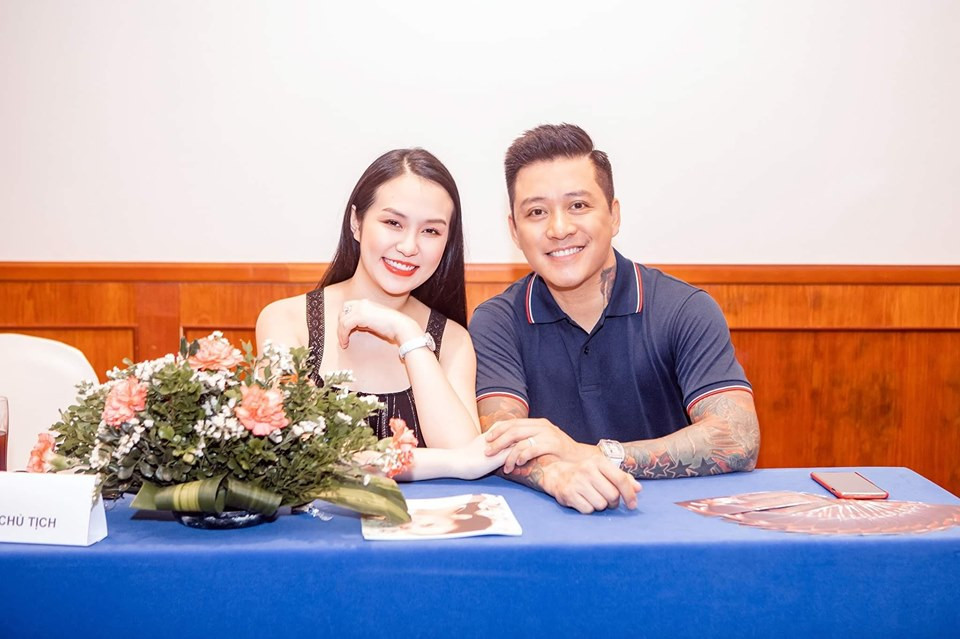 Nam ca sĩ tâm sự, cái mà người đàn ông ngoài 40 cần nhất đó là sự bền vững và hạnh phúc của gia đình. Bao năm qua khán giả yêu thương đó là lý do khiến mình tìm thấy lý tưởng cho bản thân phấn đấu. Và bây giờ là lúc mình học những người đàn ông xung quanh mình, dành thời gian cho vợ con và gia đình nhiều hơn.