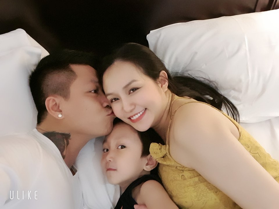 Trên trang cá nhân của mình, Tuấn Hưng thường xuyên thể hiện tình yêu thương với các con và "nịnh" vợ hết mức.