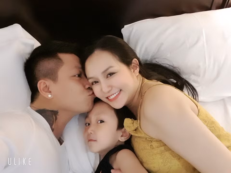 Trên trang cá nhân của mình, Tuấn Hưng thường xuyên thể hiện tình yêu thương với các con và "nịnh" vợ hết mức.