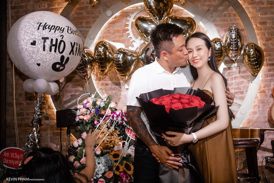  Tổ ấm của Tuấn Hưng và bà xã thêm tiếng cười khi có sự xuất hiện của hai thiên thần nhỏ, một trai và một gái. Đầu tháng 1/2019, cặp đôi thông báo sắp đón con thứ 3. Bà xã Tuấn Hưng đang ở những tháng cuối của thai kỳ.