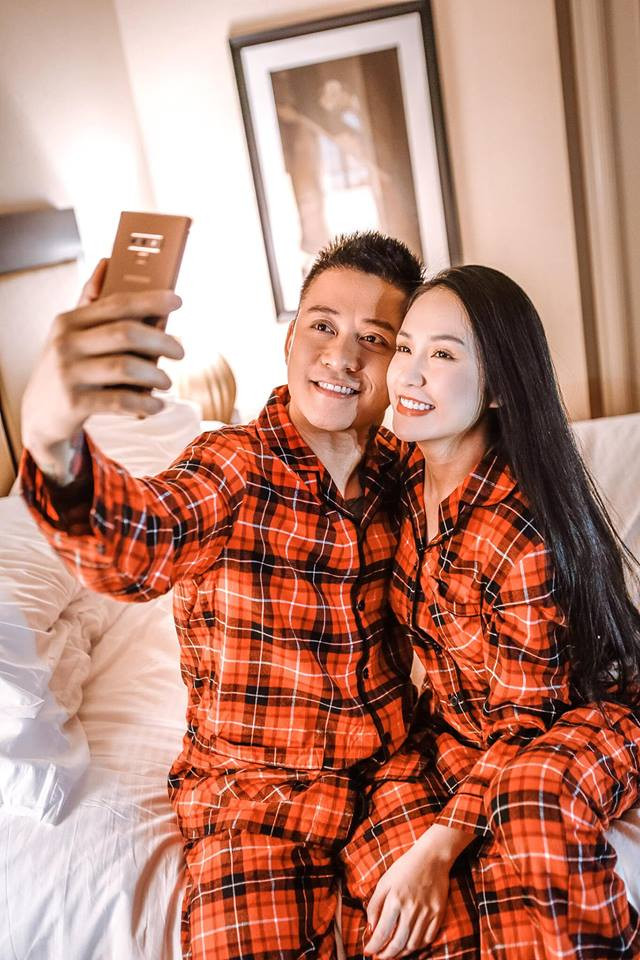 "Ngày của bố đây ạ, cảm ơn bố đã luôn che chở bảo vệ và yêu thương cả nhà mình hết lòng. Bố là tất cả bố ơi bố ơi. Người đàn ông của đời mẹ và là Người Bố Vĩ Đại của các con! 4 mẹ con yêu bố rất nhiều", cựu hot girl dành tặng lời ngọt ngào cho ông xã. Ảnh: FBNV.