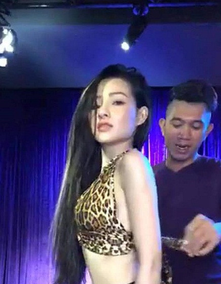 Trước đó, Lương Bằng Quang cũng bị chỉ trích gay gắt khi livestream giúp bạn gái thay đồ. Trong các hình ảnh được lan truyền, Lương Bằng Quang và bạn gái có những hành động động chạm cơ thể gây phản cảm.