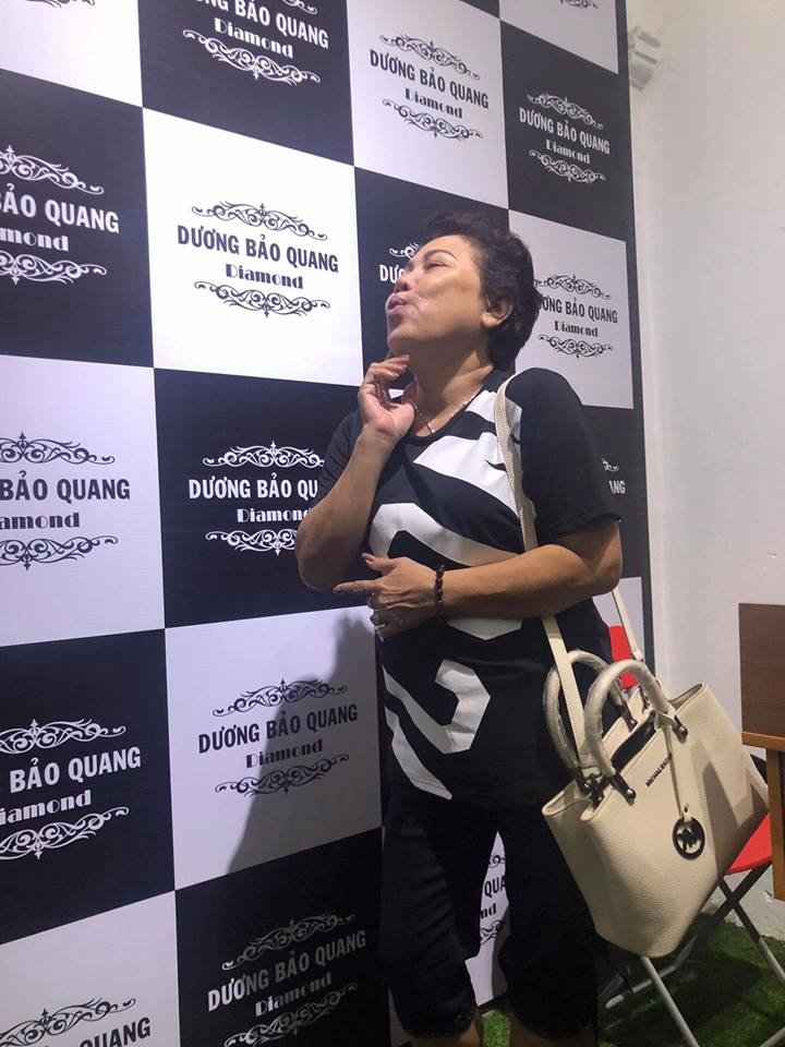 Không chỉ ngoại hình, cuộc sống hiện tại của Siu Black cũng có nhiều thay đổi. Giọng ca U60 bỏ phố về quê nhà ở Kon Tum sống một cuộc sống giản dị. Ngoài công việc trong một nhà thờ, Siu Black còn đi hát ở những sự kiện nhỏ với số tiền cát-xê không đáng kể.