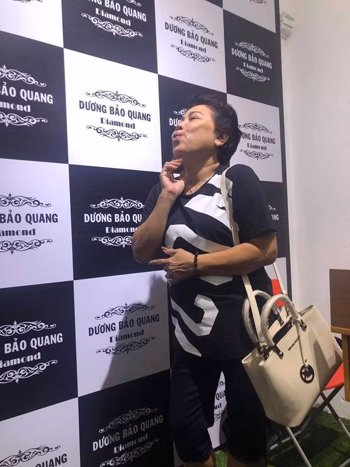 Không chỉ ngoại hình, cuộc sống hiện tại của Siu Black cũng có nhiều thay đổi. Giọng ca U60 bỏ phố về quê nhà ở Kon Tum sống một cuộc sống giản dị. Ngoài công việc trong một nhà thờ, Siu Black còn đi hát ở những sự kiện nhỏ với số tiền cát-xê không đáng kể.