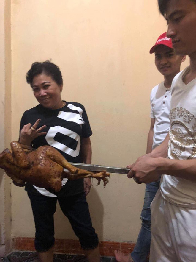 Sau 6 năm vướng biến cố nợ nần, giọng ca "Đôi mắt Pleiku" khiến nhiều người bất ngờ khi tái xuất với thân hình gầy sọp, sút hàng chục cân so với trước đây. Sức khỏe giảm sút khi đang mắc bệnh tiểu đường và huyết áp cao, nên Siu Black phải ăn uống phải kiêng khem nghiêm ngặt.