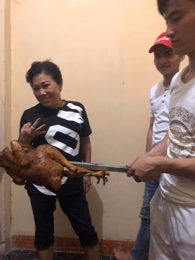 Sau 6 năm vướng biến cố nợ nần, giọng ca "Đôi mắt Pleiku" khiến nhiều người bất ngờ khi tái xuất với thân hình gầy sọp, sút hàng chục cân so với trước đây. Sức khỏe giảm sút khi đang mắc bệnh tiểu đường và huyết áp cao, nên Siu Black phải ăn uống phải kiêng khem nghiêm ngặt.