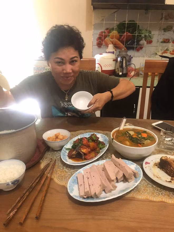 Thế nhưng, năm 2013, nữ giám khảo Vietnam Idol gây chấn động khi vướng scandal nợ nần tiền tỷ, khiến bản thân rơi vào cảnh khốn đốn, thậm chí là phải lẩn trốn giang hồ đòi nợ. Ảnh: FBNV.