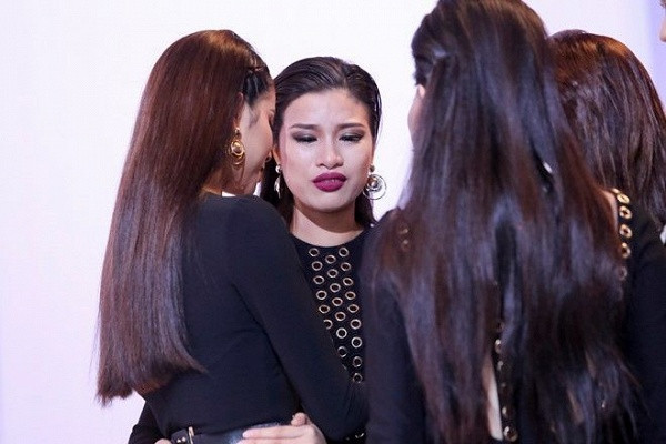 Tai tiếng chỉ bắt đầu từ khi Nguyễn Thị Thành tham gia cuộc thi The Face 2016. Thời điểm đó, cô là một thành viên của team Phạm Hương, nhưng xin rút ngay từ tập 2 vì lý do gia đình. Người đẹp 9X lập tức vướng nghi vấn "nói dối" khi rời The Face không lâu đã xuất hiện tại cuộc thi Hoa hậu Việt Nam 2016. Ảnh cắt clip.