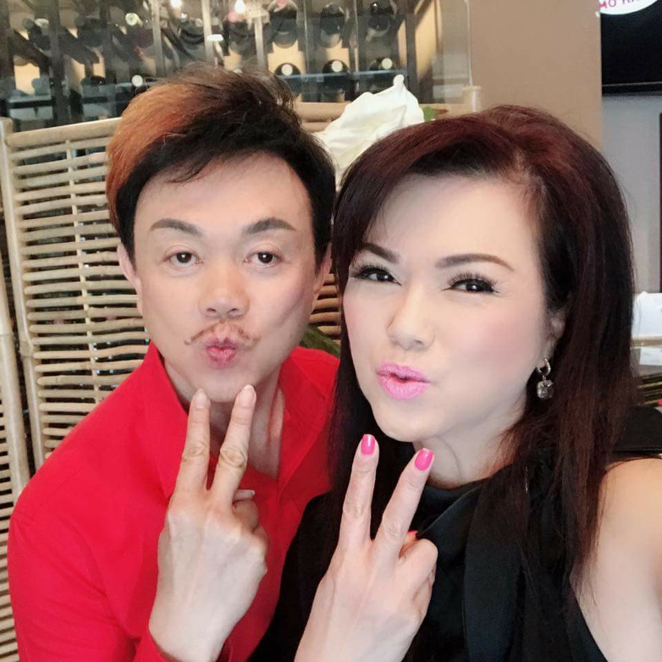 Quan trọng là nam nghệ sĩ và vợ luôn biết cách giải quyết những mâu thuẫn, bất đồng trong cuộc sống bằng sự nhường nhịn, hạ bớt cái tôi của mình. Trong các mối quan hệ đồng nghiệp khác giới, Chí Tài cũng biết cách "bớt nói chuyện và tránh đi" để bà xã không ghen.