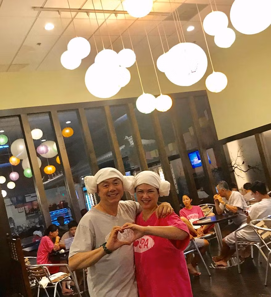 Tình yêu vợ chồng đậm đà là thế nhưng nam danh hài và bà xã tuổi 60 có chung ý nghĩ không sinh con, dù có khả năng có con. Hôn nhân không vì thế mà thiếu hạnh phúc và tiếng cười.