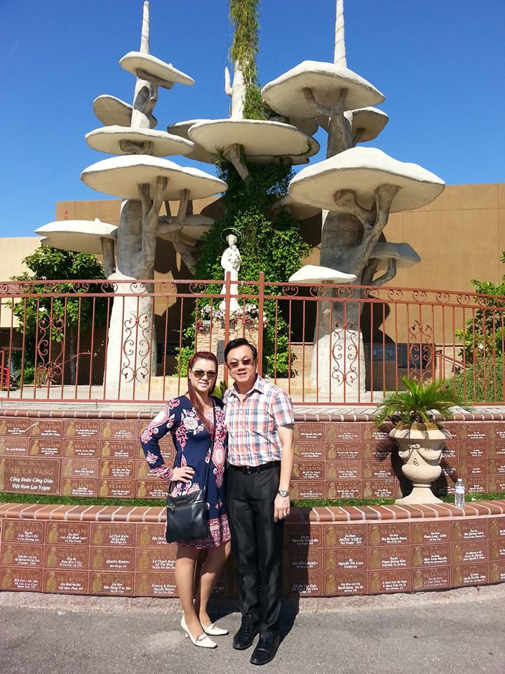 Là người vợ rất yêu thương chồng, lại có chút "máu ghen" nhưng bà xã của nam danh hài nổi tiếng hải ngoại sẵn sàng để chồng về Việt Nam hoạt động nghệ thuật thời điểm năm 2002.