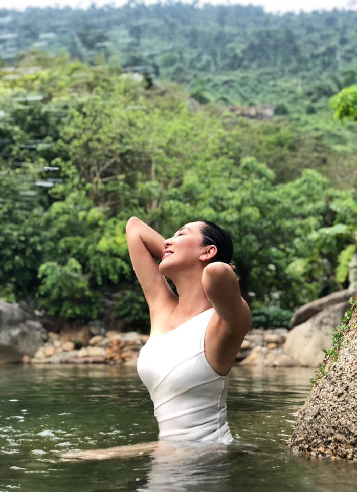  Nguyễn Cao Kỳ Duyên được mệnh danh là một trong những "tuyệt sắc giai nhân". Cô được thừa hưởng nét đẹp từ mẹ là bà Đặng Tuyết Mai – Hoa khôi Sài Gòn nổi tiếng trước năm 1975.