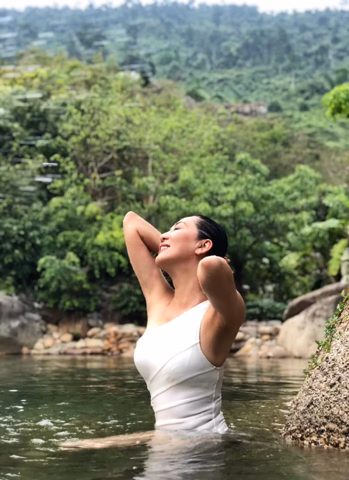  Nguyễn Cao Kỳ Duyên được mệnh danh là một trong những "tuyệt sắc giai nhân". Cô được thừa hưởng nét đẹp từ mẹ là bà Đặng Tuyết Mai – Hoa khôi Sài Gòn nổi tiếng trước năm 1975.