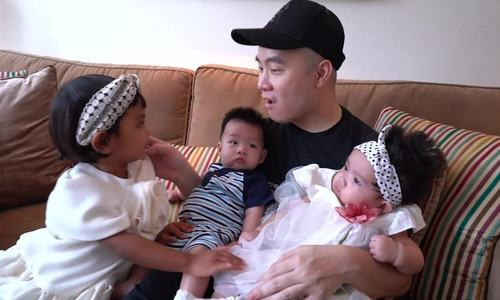 Chưa lấy vợ nhưng đã "một nách 6 đứa con", NTK Đỗ Mạnh Cường khiến nhiều khán giả bày tỏ sự nể phục cũng như không ngớt lời khen ngợi về tấm lòng nhân hậu của anh.