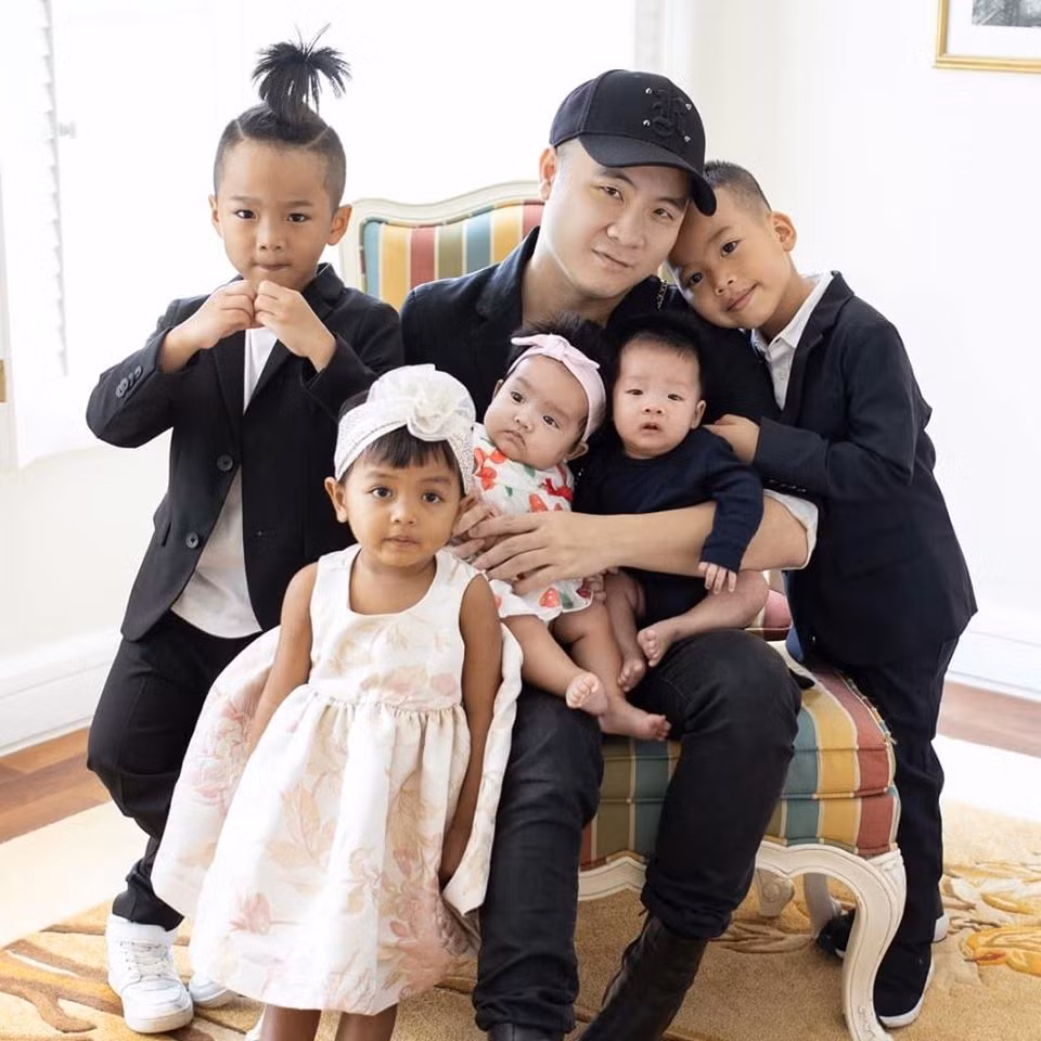 Không chỉ được biết đến là một nhà thiết kế thời trang nổi tiếng, Đỗ Mạnh Cường còn khiến fan trầm trồ với tài khéo chăm con. Dù chưa lấy vợ nhưng ông bố quốc dân của Vbiz đã có tới 6 người con nuôi vô cùng đáng yêu.