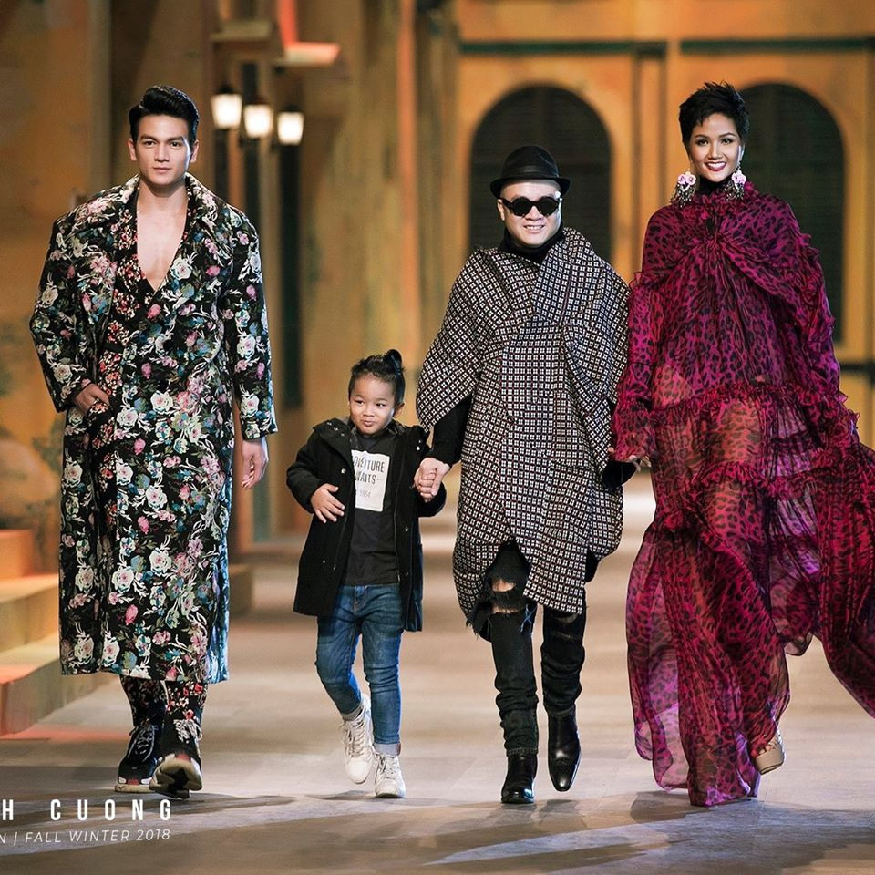 Bé Nhím là người con đầu tiên được nhà thiết kế 8X nhận nuôi. Cậu thường xuyên được theo chân bố tới các sàn diễn thời trang.