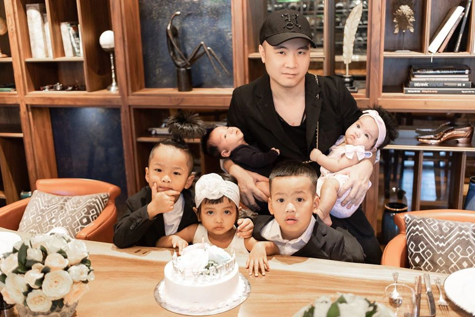 Đỗ Mạnh Cường cũng cho biết, quyết định nhận thêm Én vì thực sự anh muốn có thêm một cô con gái nữa để sau này là nguồn cảm hứng sáng tạo cho mình và để con tha hồ mặc đồ do bố thiết kế. Có thêm Én là thêm áp lực rất lớn, nhưng cũng sẽ là động lực rất lớn để anh cố gắng kiếm thêm tiền nuôi các con nên người thành tài. Dù có nhiều vất vả nhưng niềm vui sẽ lớn hơn nhiều.