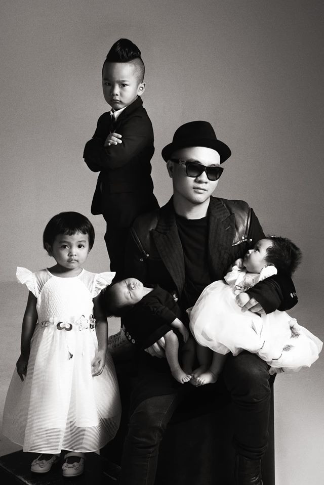 Trước đó, NTK Đỗ Mạnh Cường đã nhận nuôi 5 người con (3 trai, 2 gái). Các bé được bố đặt tên ở nhà là Nhím, Tít, Linda, MyMy và bé Gấu.