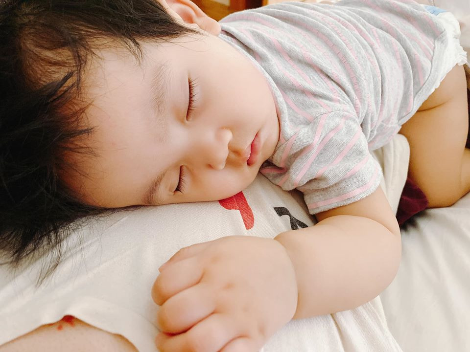 Đỗ Mạnh Cường thường xuyên chia sẻ ảnh dù bận rộn chăm con nhưng anh tìm thấy được niềm vui trong cuộc sống. Bé MyMy cứ nằm trên bụng bố là ngủ ngon lành.