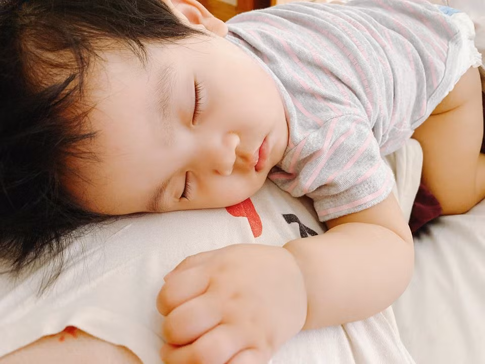 Đỗ Mạnh Cường thường xuyên chia sẻ ảnh dù bận rộn chăm con nhưng anh tìm thấy được niềm vui trong cuộc sống. Bé MyMy cứ nằm trên bụng bố là ngủ ngon lành.