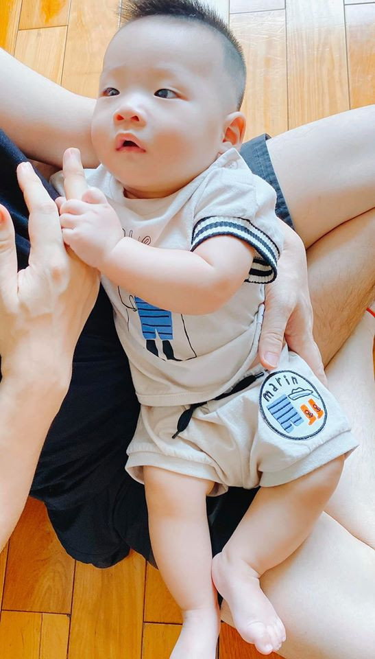 Bé Gấu gần 6 tháng tuổi cũng rất quấn bố. Con được mệnh danh là "ham ăn nhất nhà, khóc nhiều nhất nhà, khóc dai nhất nhà, nổi cáu nhất nhà". "Dậy mà không kịp đưa bình sữa là em gào thét váng trời! Nhiều khi uống 2 bình một lúc mới chịu", Đỗ Mạnh Cường nói về Gấu.