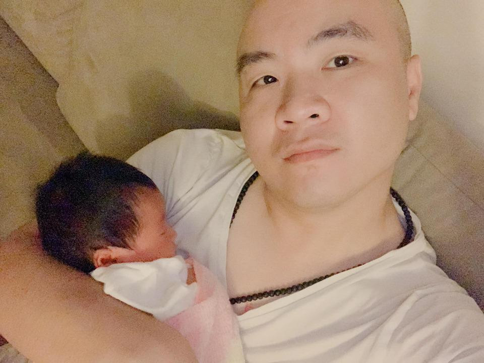 Bộc bạch về việc nhận nuôi thêm con, nhà thiết kế viết: "Cuộc sống này không biết trước ngày mai như thế nào. Nhưng khi sống, bố luôn muốn được cho đi và sống thật tử tế. Như vậy, Bố mới thấy mình sống có ý nghĩa".