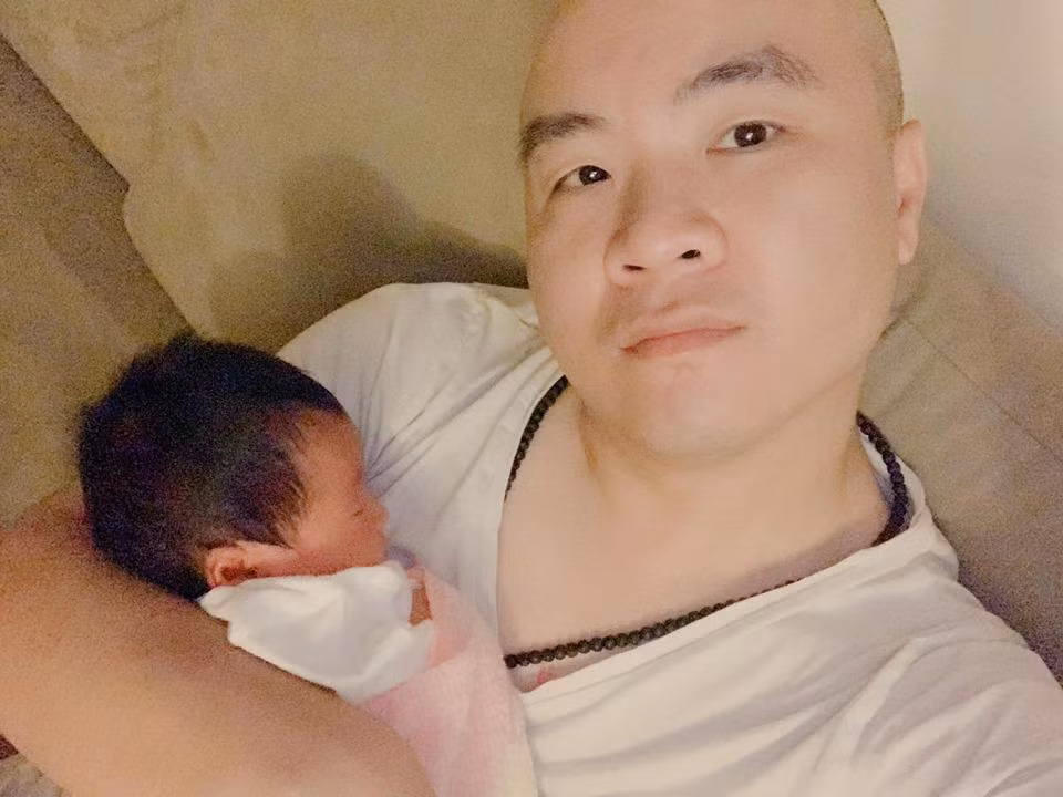 Bộc bạch về việc nhận nuôi thêm con, nhà thiết kế viết: "Cuộc sống này không biết trước ngày mai như thế nào. Nhưng khi sống, bố luôn muốn được cho đi và sống thật tử tế. Như vậy, Bố mới thấy mình sống có ý nghĩa".