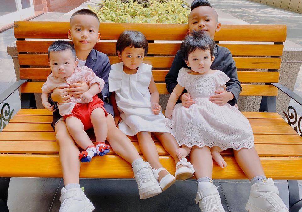 Dù không chung dòng máu nhưng các con nuôi của NTK Đỗ Mạnh Cường rất yêu thương nhau.