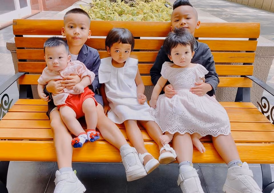 Dù không chung dòng máu nhưng các con nuôi của NTK Đỗ Mạnh Cường rất yêu thương nhau.