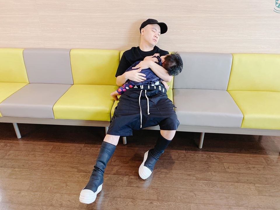 Hình ảnh NTK Đỗ Mạnh Cường ngủ thiếp khi bế con đi bệnh viện kiểm tra sức khỏe định kỳ. Dù có sự giúp đỡ của các vú nuôi nhưng anh từng chia sẻ cuộc sống của ông bố "bỉm sữa" không hề dễ dàng, có nhiều lúc phải thức tới sáng để chăm con sơ sinh.