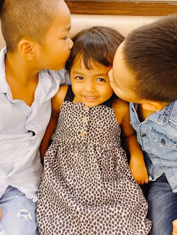 Người con thứ 3 Linda được khen sở sữu vẻ đáng yêu đậm chất "lai Tây". Không chỉ được bố Cường cưng chiều, Linda cũng được hai anh Nhím và Tít yêu quý.