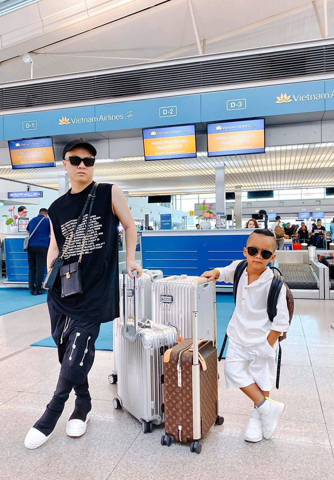 Là một nhà thiết kế danh tiếng nên Đỗ Mạnh Cường rất biết cách chăm chút trong cách ăn mặc của con. Nhím sở hữu phong cách thời trang sành điệu với mái tóc dựng đặc trưng. Mới 5 tuổi rưỡi nhưng cậu đã sớm bộc lộ nhiều tố chất như: nhảy - diễn xuất - MC - catwalk - chụp hình - ngoại giao - kinh doanh...