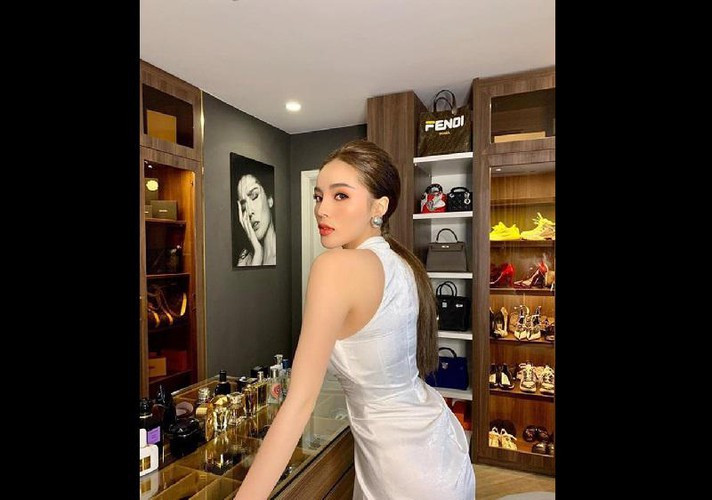 Ngoài căn nhà khang trang của gia đình ở quê nhà Nam Định và hai căn hộ tại Hà Nội, Kỳ Duyên còn tậu thêm một căn hộ chung cư cao cấp ở TP HCM. Ảnh: FB, Instagram. Xem video "Đức Phúc đã dao kéo những bộ phận nào trên gương mặt". Nguồn VTC14: