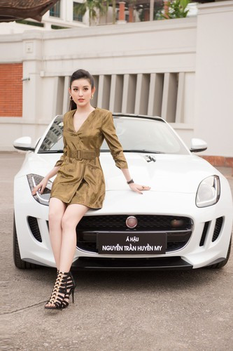 Ở tuổi 24, Á hậu Huyền My sở hữu khối tàn sản đáng ngưỡng mộ với xe tiền tỷ, nhà đẹp, trang sức, túi xách, váy áo đắt tiền. Đầu tháng 3 vừa qua, người đẹp Hà thành "chơi lớn" khi tậu siêu xe 6 tỷ đồng như một món quà cô tự tặng cho mình nhân dịp 8/3. Đây là thành quả cho quá trình miệt mài chạy show, dự các sự kiện, làm đại sứ thương hiệu... của cô trong suốt 1 năm qua.