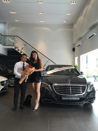 Năm 2015, chân dài 9X từng tậu xe sang giá hơn 3,6 tỷ đồng cho gia đình sử dụng. Trước đó, bố mẹ của Huyền My cũng thường xuyên "hộ tống" cô đi sự kiện trên chiếc xe Mercedes-Benz C-class màu trắng.
