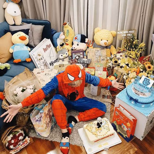 Không chỉ có nhà đẹp xe sang, Đức Phúc còn sở hữu 10 sổ tiết kiệm, hỗ trợ được bố mẹ và nuôi em trai ăn học. Mức thu nhập cao cũng giúp ca sĩ Đức Phúc từ một anh chàng ăn mặc xuề xòa trở nên đẳng cấp hơn.