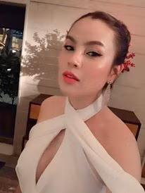 Hình ảnh người đẹp gốc Trà Vinh tự nguyện rửa chân, chăm sóc cho chồng vì anh bị bệnh gout, chân rất đau nhức nên phải ngâm thuốc... là minh chứng cho sự ân cần, chu đáo đó.